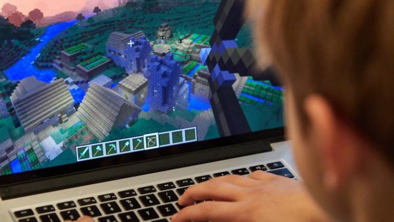 Minecraft becomes a board game, and the results are faithful, fantastic